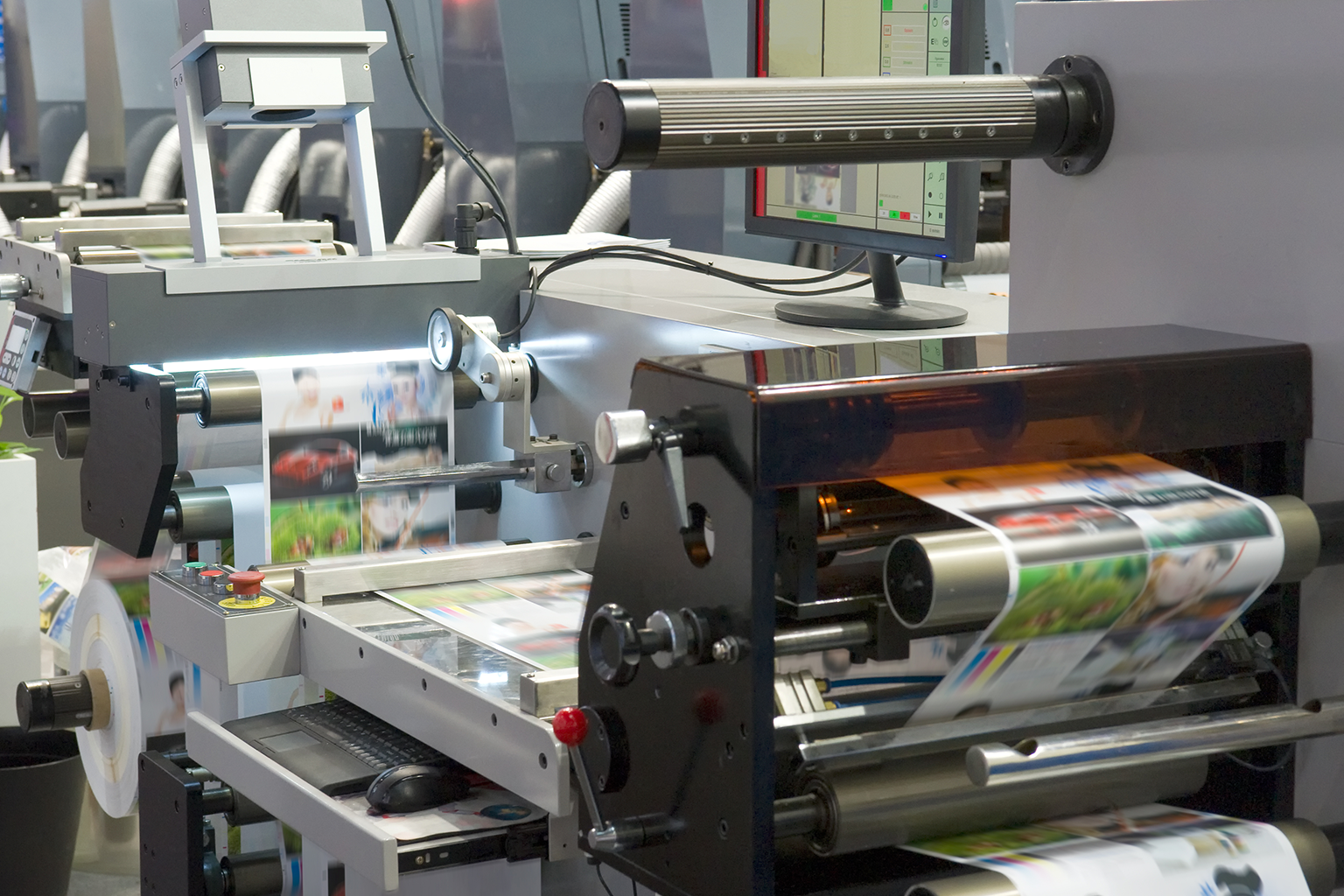 Machine d’impression professionnelle pour la fabrication de supports de communication imprimés, flyers, brochures et catalogues